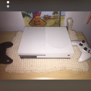 Xbox one S 1TB two remotes and 5 games